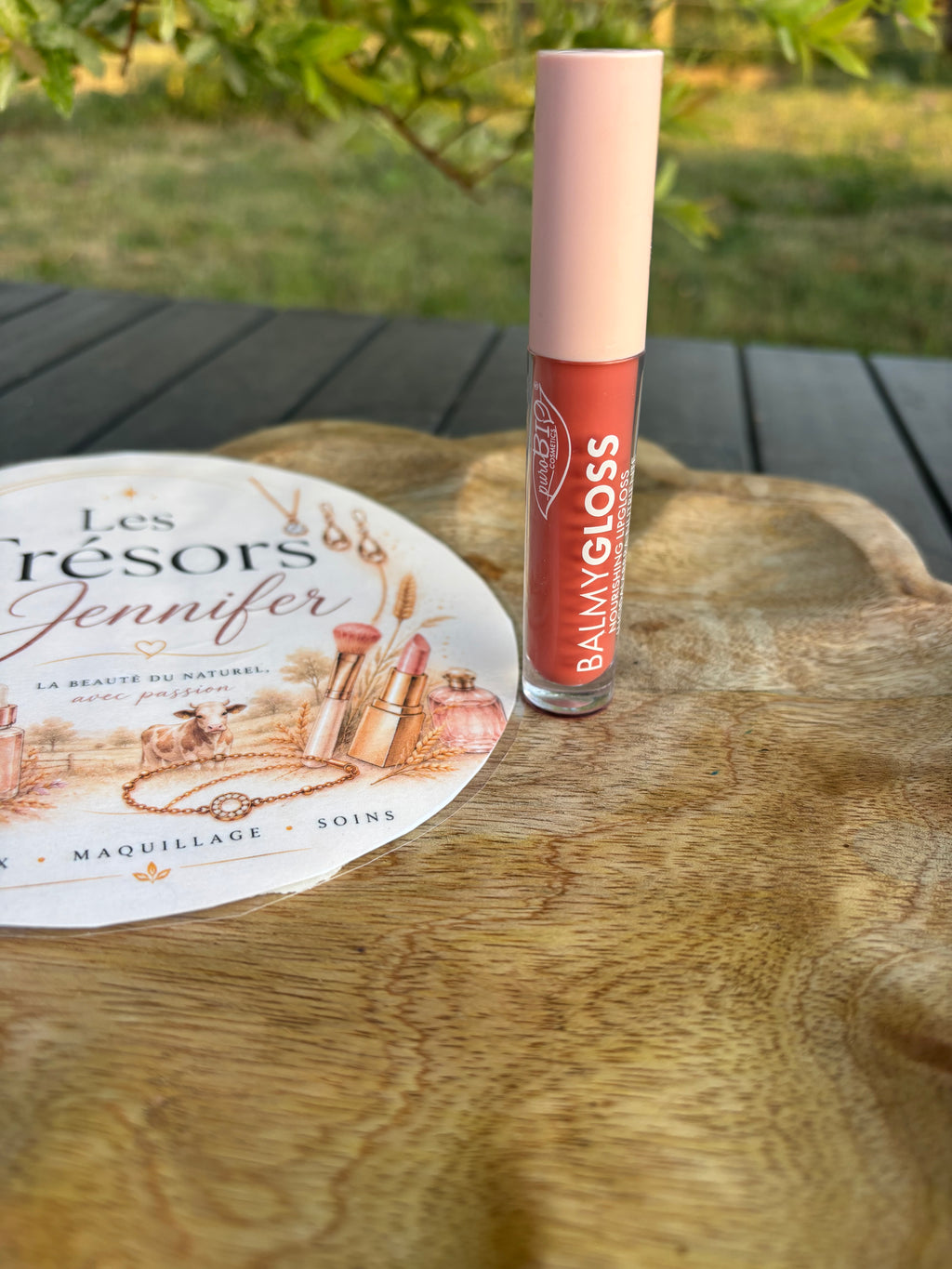 Gloss à lèvres nourrissant BIO pêche nude un 2-en-1 qui associe maquillage performant et soin nourrissant, pour des lèvres douces, hydratées et lumineuses… sans effet collant !