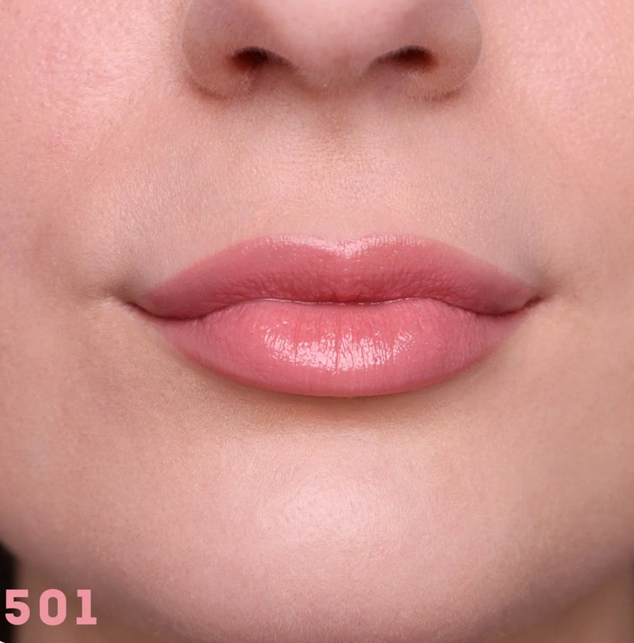Baume à lèvres nourrissant bio stick Rose universel Couleurs polyvalentes et intemporelles, adaptées à toutes les saisons.
Application facile sans taille-crayon, parfaite pour les retouches express.
Formule onctueuse et confortable qui allie soin et maqui