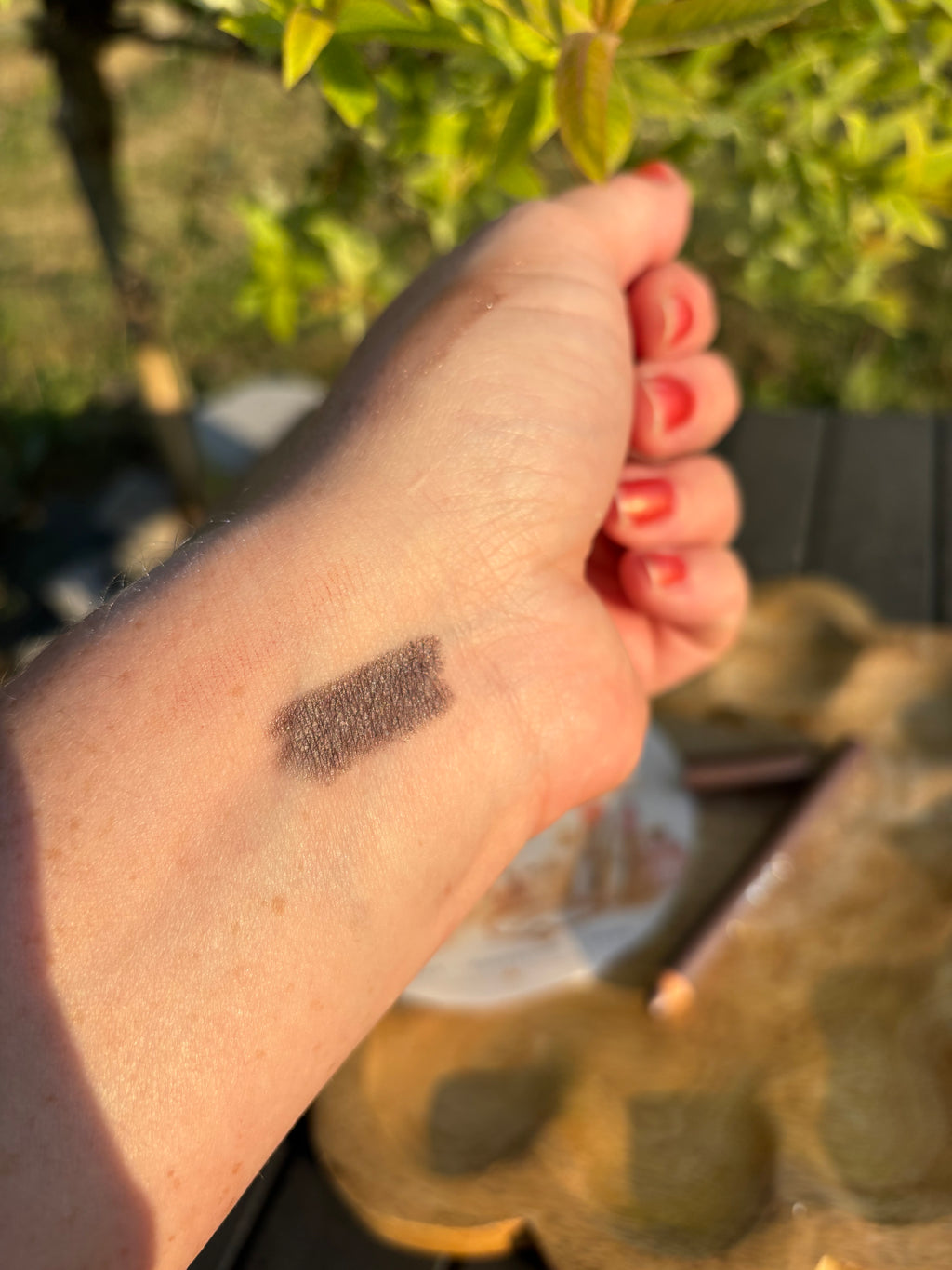 Crayon à paupières BiO couleur granit Mat parfait pour un regard sublimé en un seul geste. Grâce à sa texture crémeuse et ultra-pigmentée, il glisse sur la paupière pour une application facile et un fini velouté.