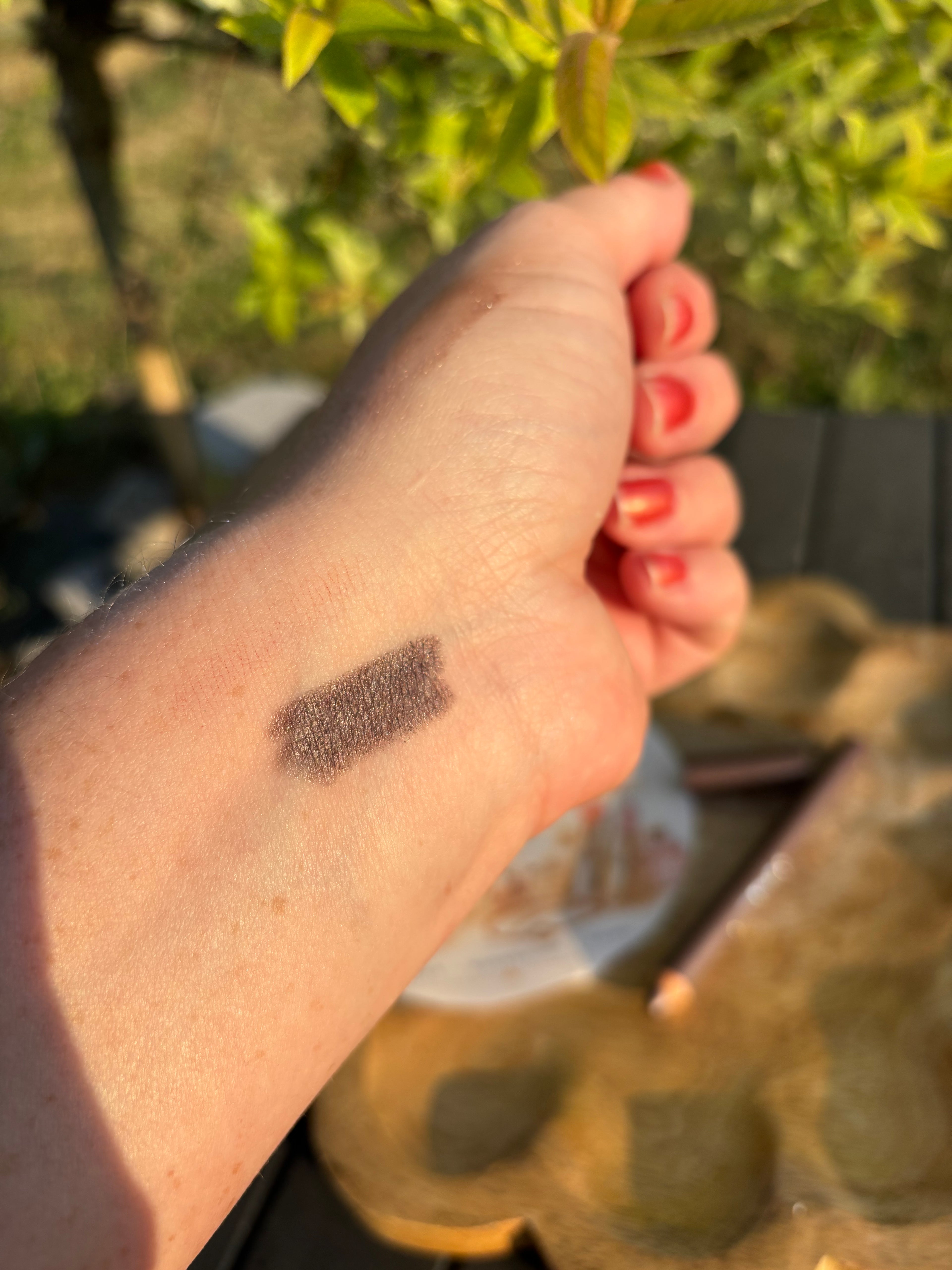Crayon à paupières BiO couleur granit Mat parfait pour un regard sublimé en un seul geste. Grâce à sa texture crémeuse et ultra-pigmentée, il glisse sur la paupière pour une application facile et un fini velouté.