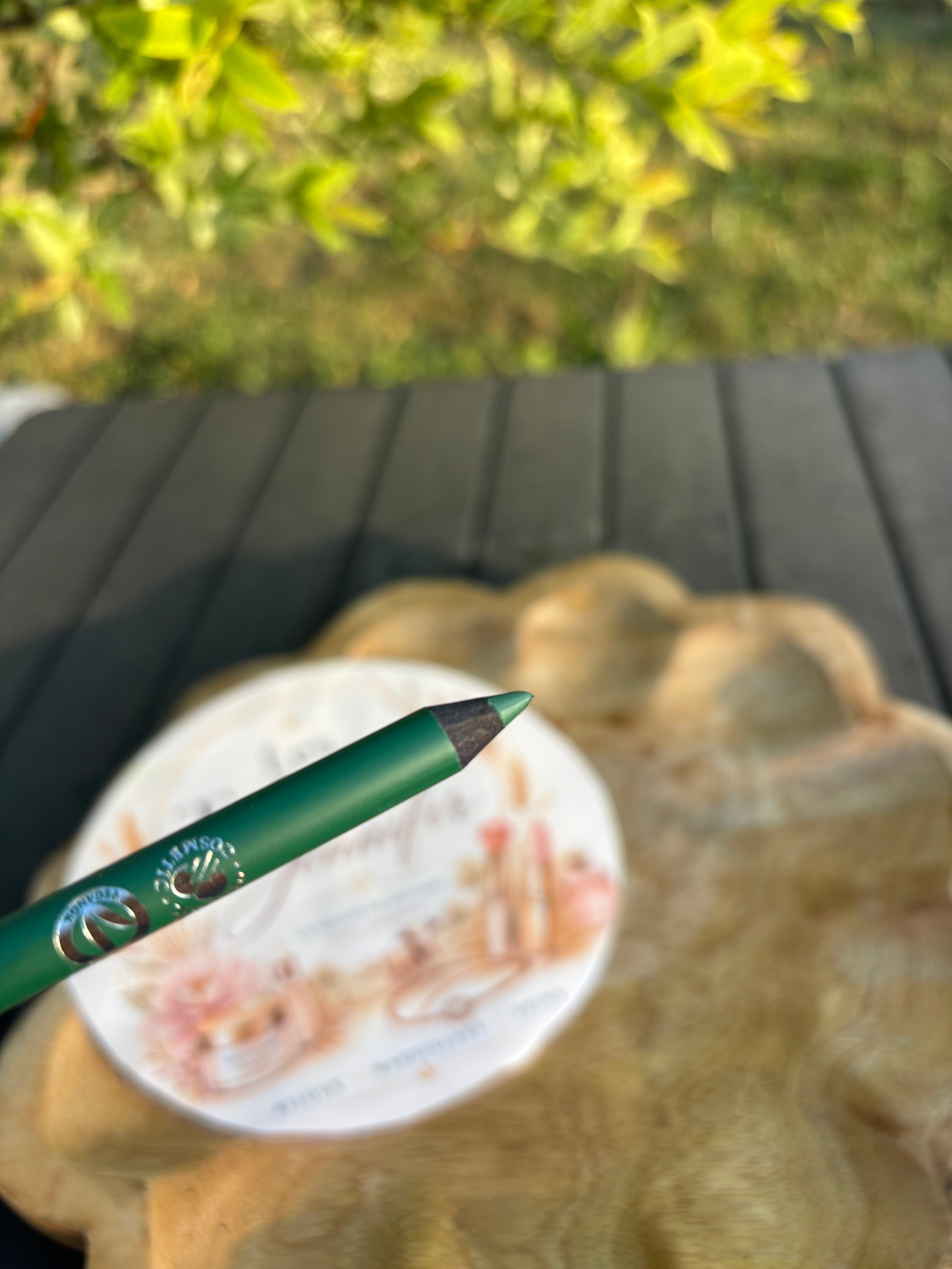 Crayon yeux et paupières BIO VERT permet de définir et intensifier le regard d'une couleur intense et longue tenue