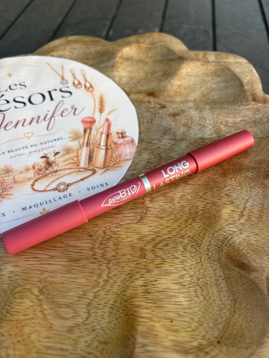 Crayon lèvres BIO Duo Nude Rose  contour + rouge à lèvres
Double mine : précision et remplissage en un seul geste
Couleur intense et haute couvrance
Texture onctueuse et confortable
Longue tenue jusqu’à 8h
Double pointe innovante
Format jumbo : plus prati