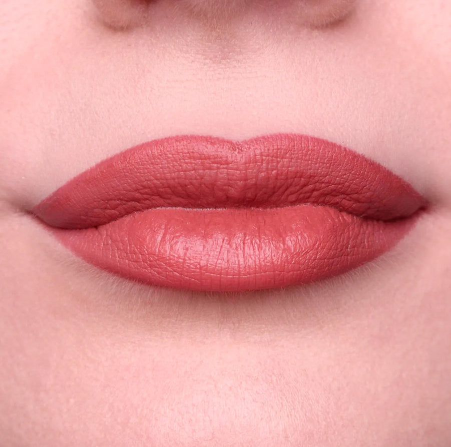 Crayon lèvres BIO Duo Nude pêche  contour + rouge à lèvres
Double mine : précision et remplissage en un seul geste
Couleur intense et haute couvrance
Texture onctueuse et confortable
Longue tenue jusqu’à 8h
Double pointe innovante
Format jumbo : plus prat
