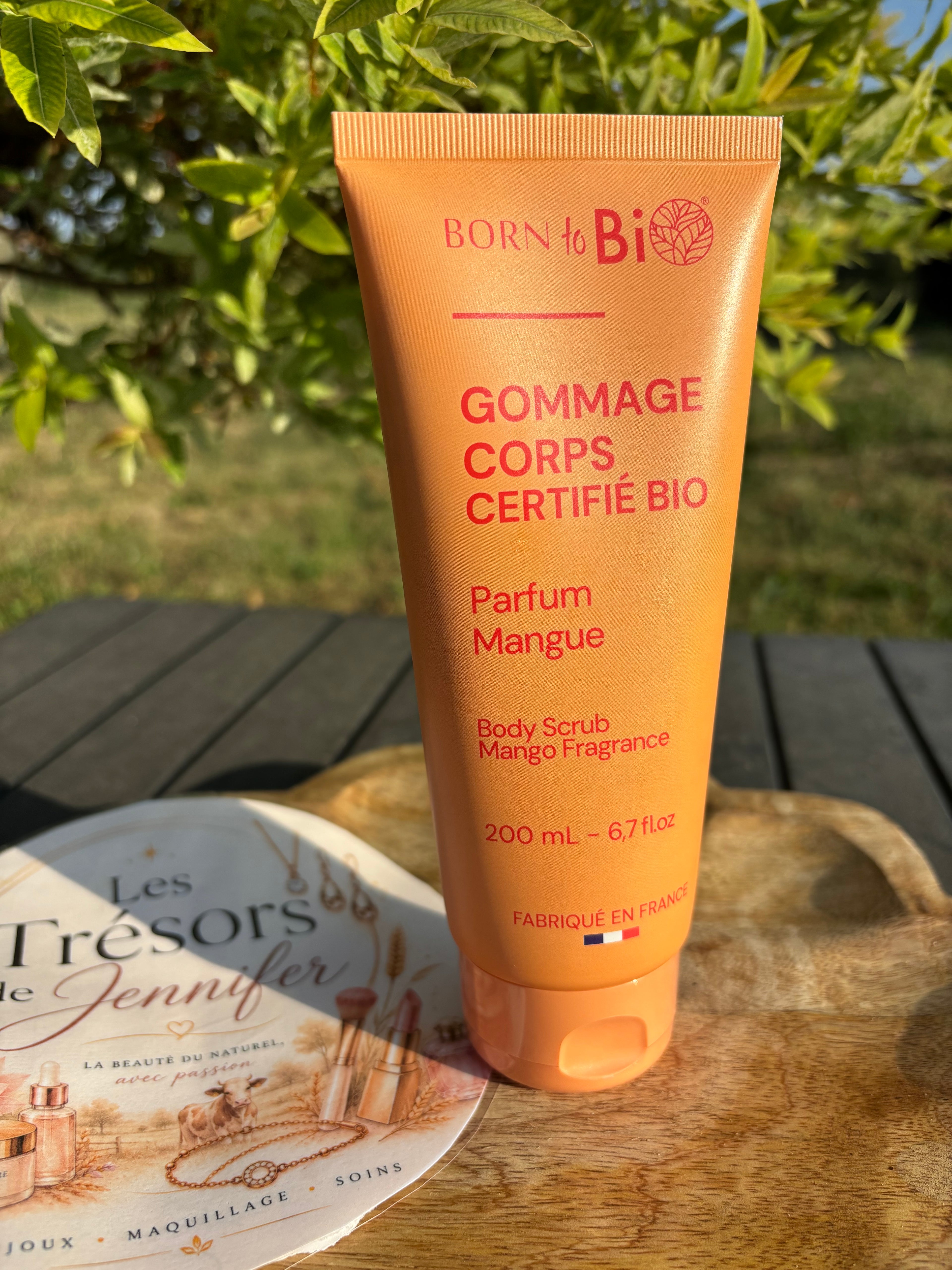 Gommage corps certifié BIO parfum Mangue 200 ml une à deux fois par semaine en massages circulaires sur peau humide.