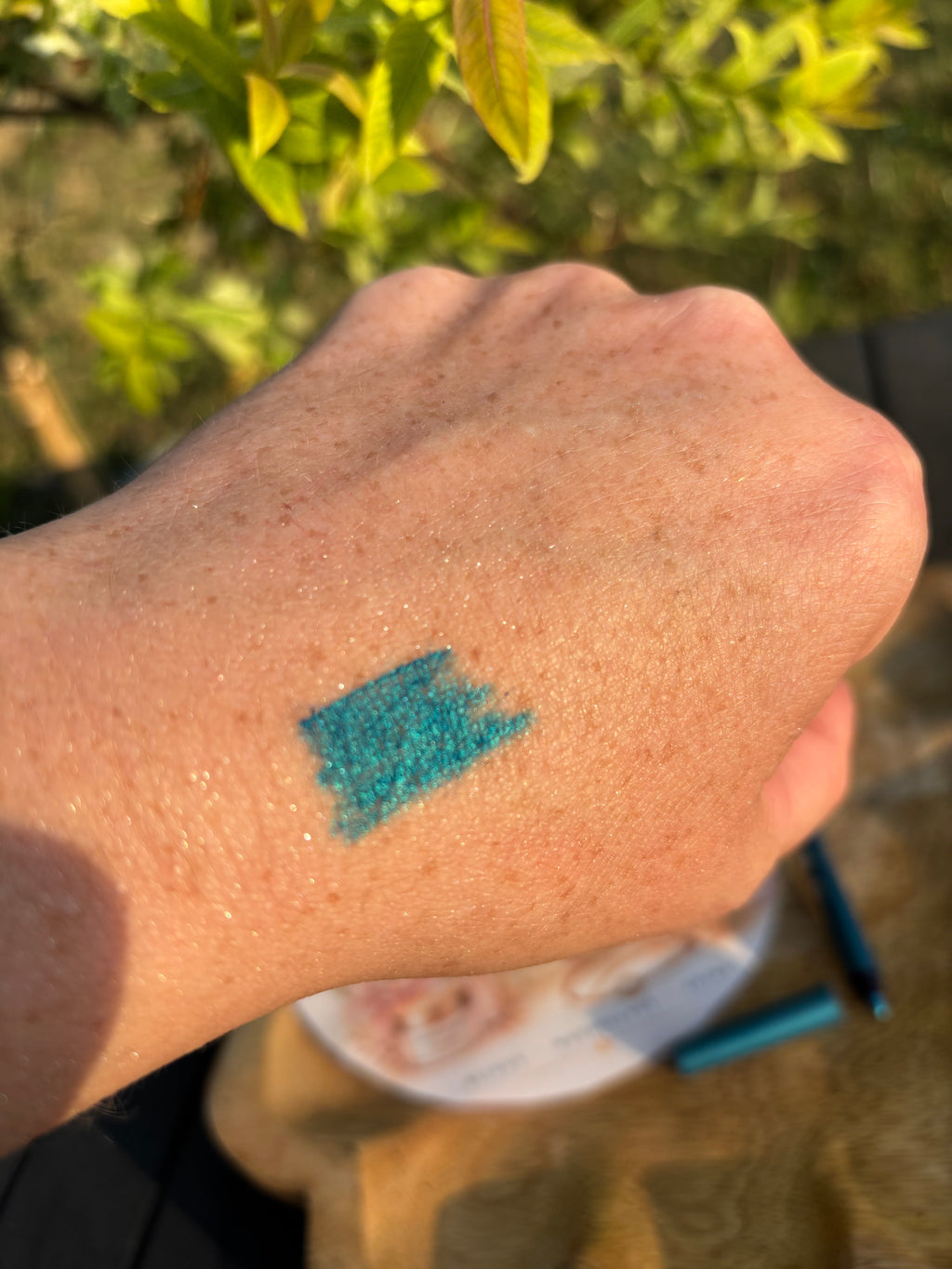 Crayon yeux et paupières turquoise BIO permet de définir et intensifier le regard d'une couleur intense et longue tenue