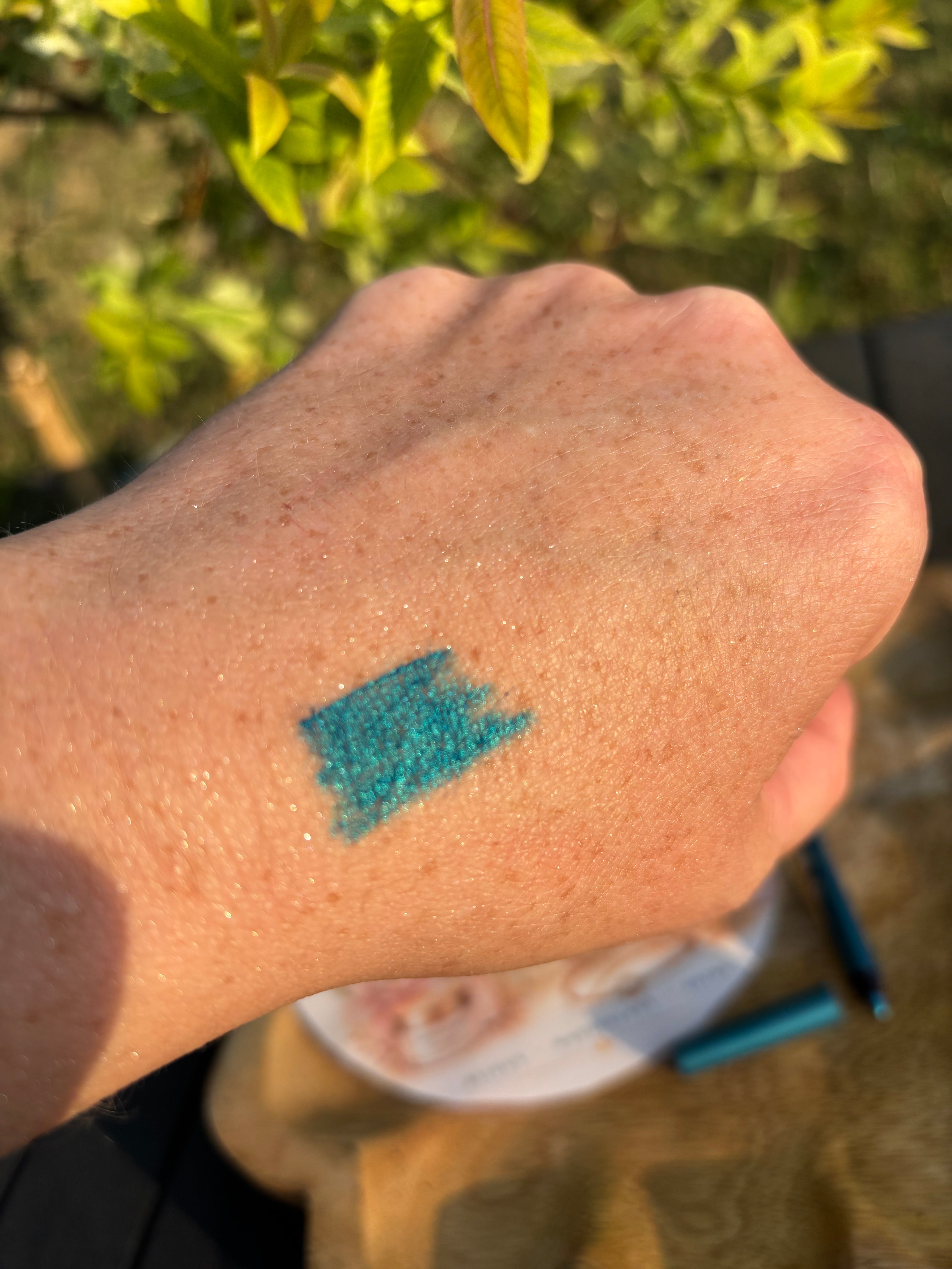 Crayon yeux et paupières turquoise BIO permet de définir et intensifier le regard d'une couleur intense et longue tenue