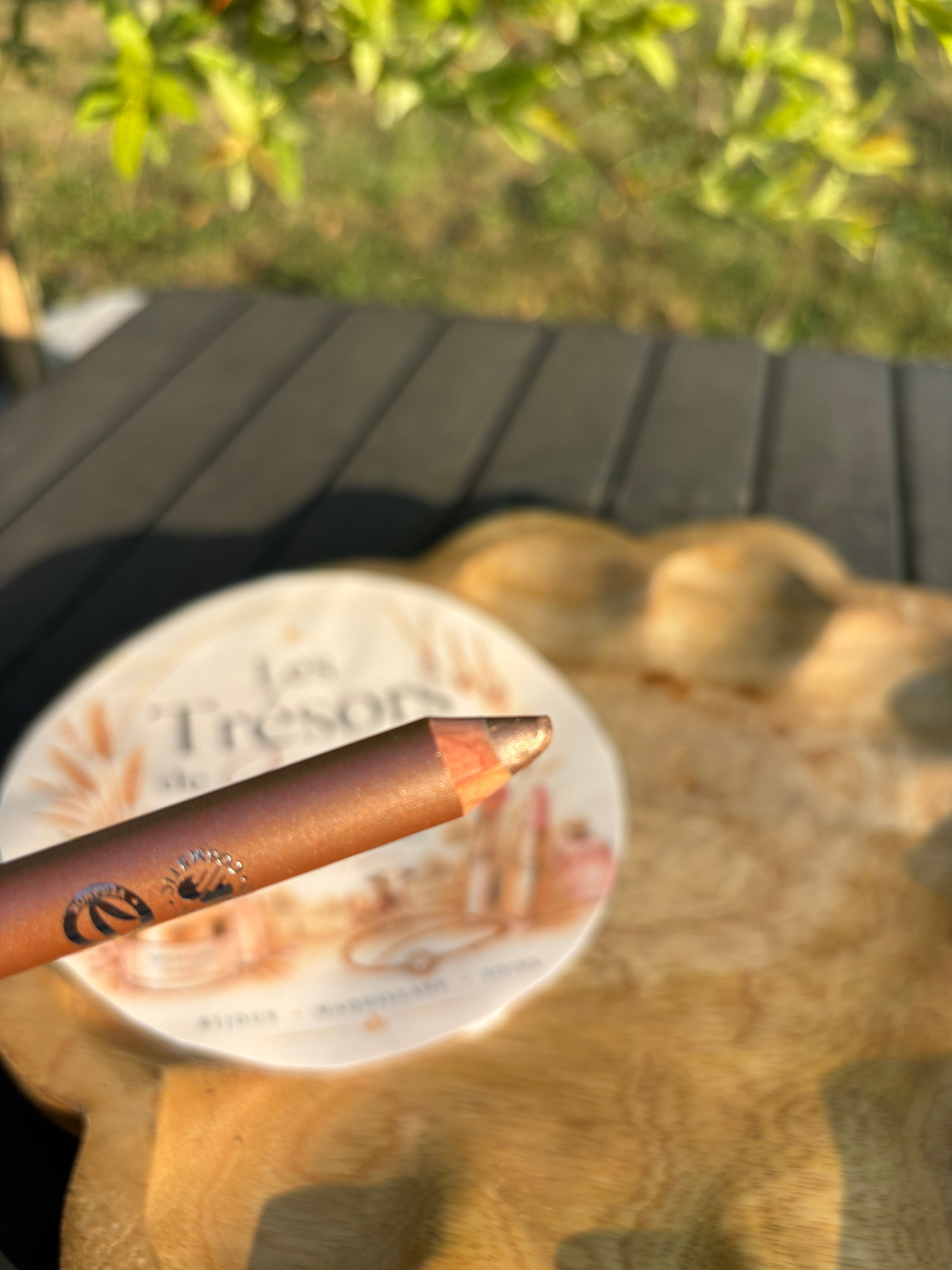 Crayon à paupières BIO couleur champagne parfait pour un regard sublimé en un seul geste. Grâce à sa texture crémeuse et ultra-pigmentée, il glisse sur la paupière pour une application facile et un fini velouté.