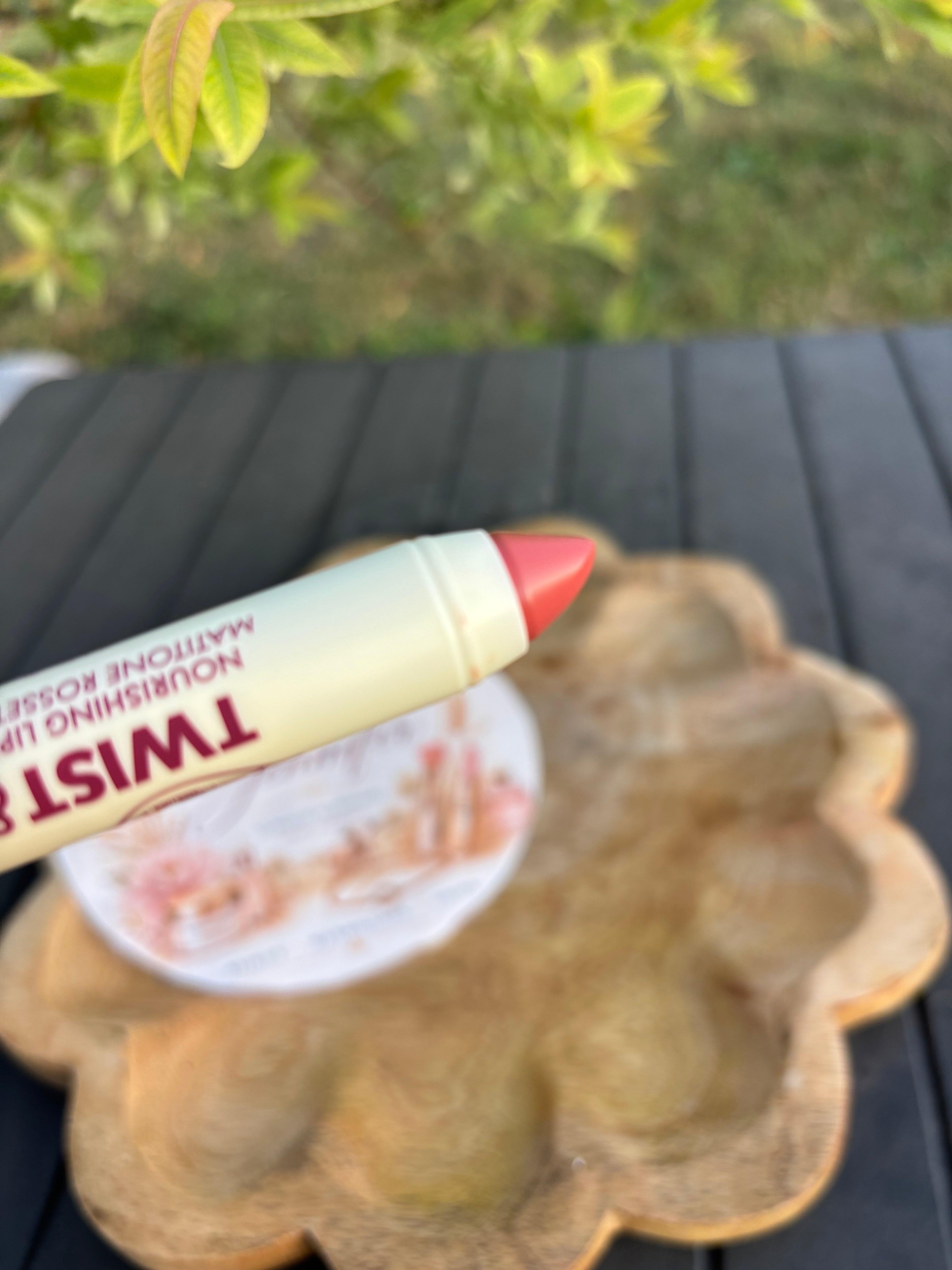 Baume à lèvres nourrissant BIO stick pêche nude Couleurs polyvalentes et intemporelles, adaptées à toutes les saisons.
Application facile sans taille-crayon, parfaite pour les retouches express.
Formule onctueuse et confortable qui allie soin et maquillag