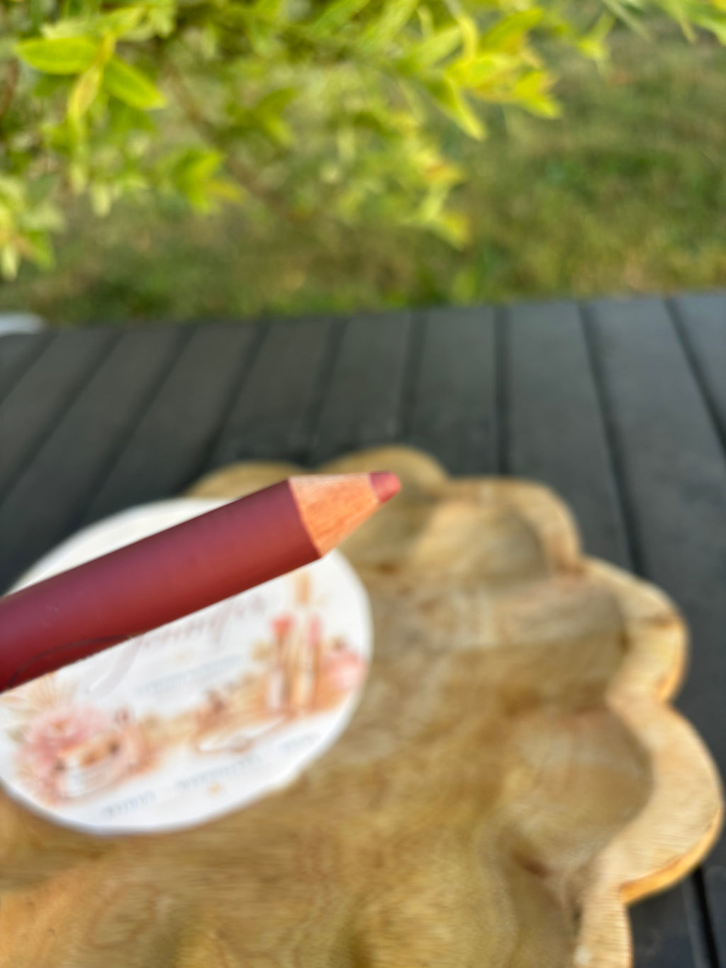 Crayon lèvres BIO Duo Nude pêche  contour + rouge à lèvres
Double mine : précision et remplissage en un seul geste
Couleur intense et haute couvrance
Texture onctueuse et confortable
Longue tenue jusqu’à 8h
Double pointe innovante
Format jumbo : plus prat