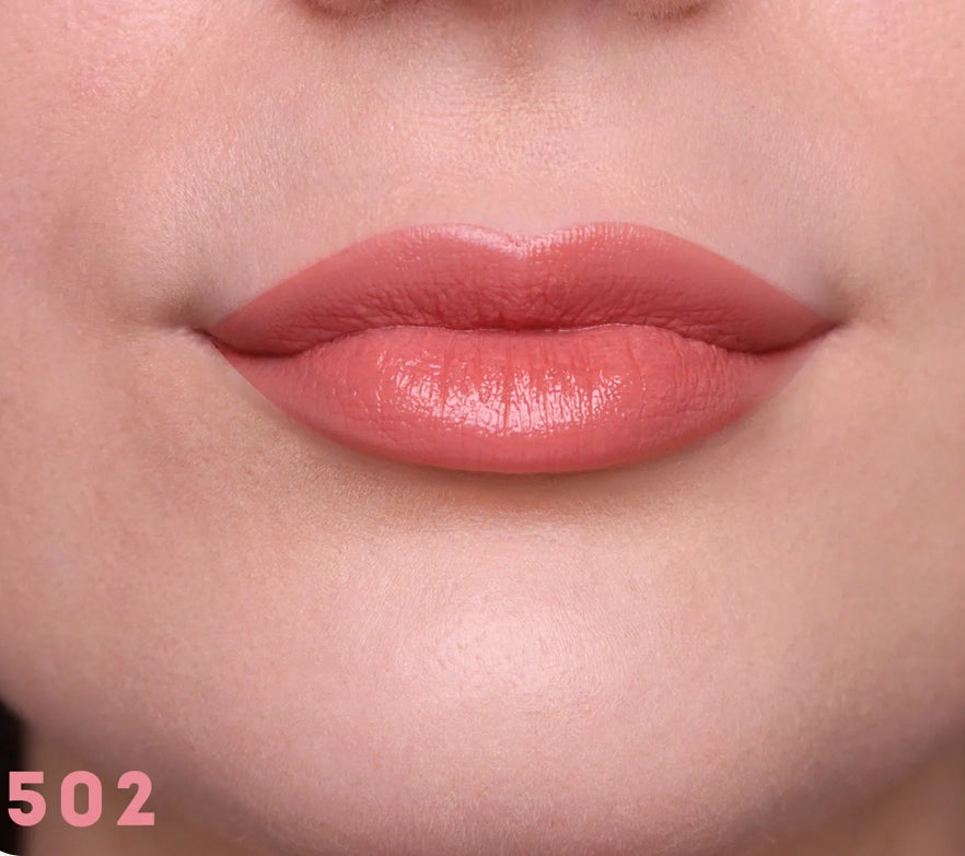 Baume à lèvres nourrissant BIO stick pêche nude Couleurs polyvalentes et intemporelles, adaptées à toutes les saisons.
Application facile sans taille-crayon, parfaite pour les retouches express.
Formule onctueuse et confortable qui allie soin et maquillag