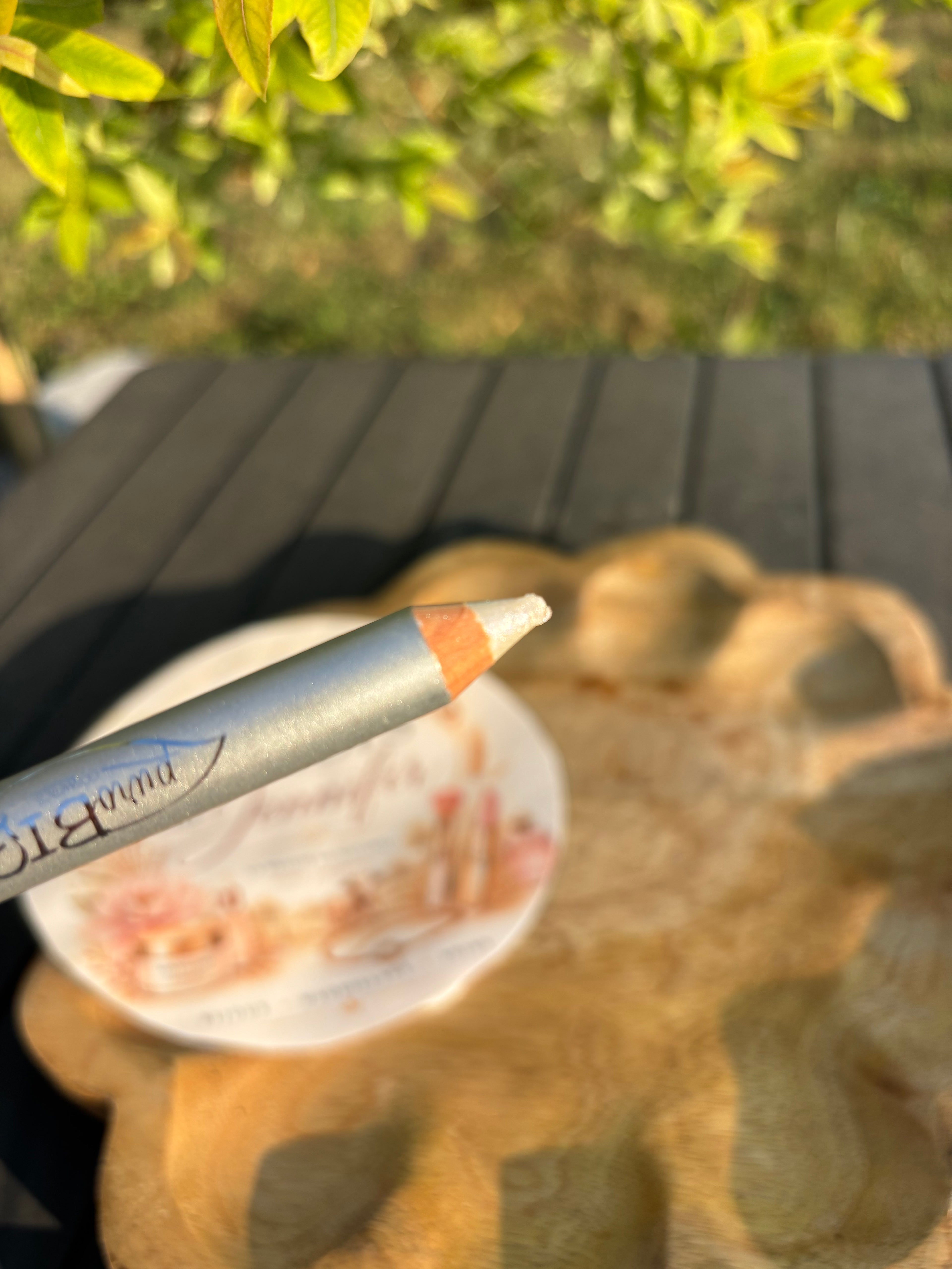 Crayon à paupières BIO ARGENTE parfait pour un regard sublimé en un seul geste. Grâce à sa texture crémeuse et ultra-pigmentée, il glisse sur la paupière pour une application facile et un fini velouté.
