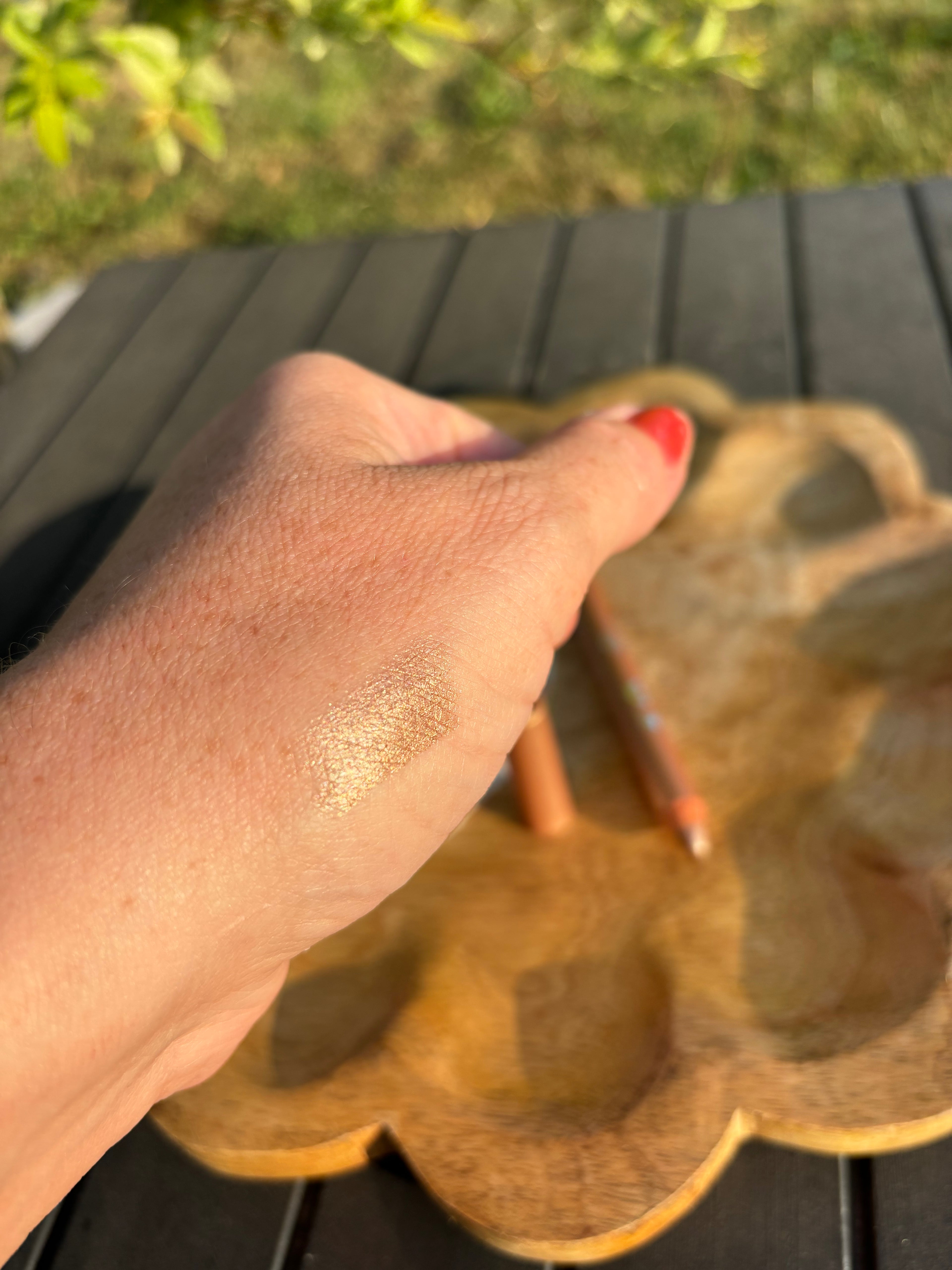 Crayon à paupières BIO couleur champagne parfait pour un regard sublimé en un seul geste. Grâce à sa texture crémeuse et ultra-pigmentée, il glisse sur la paupière pour une application facile et un fini velouté.