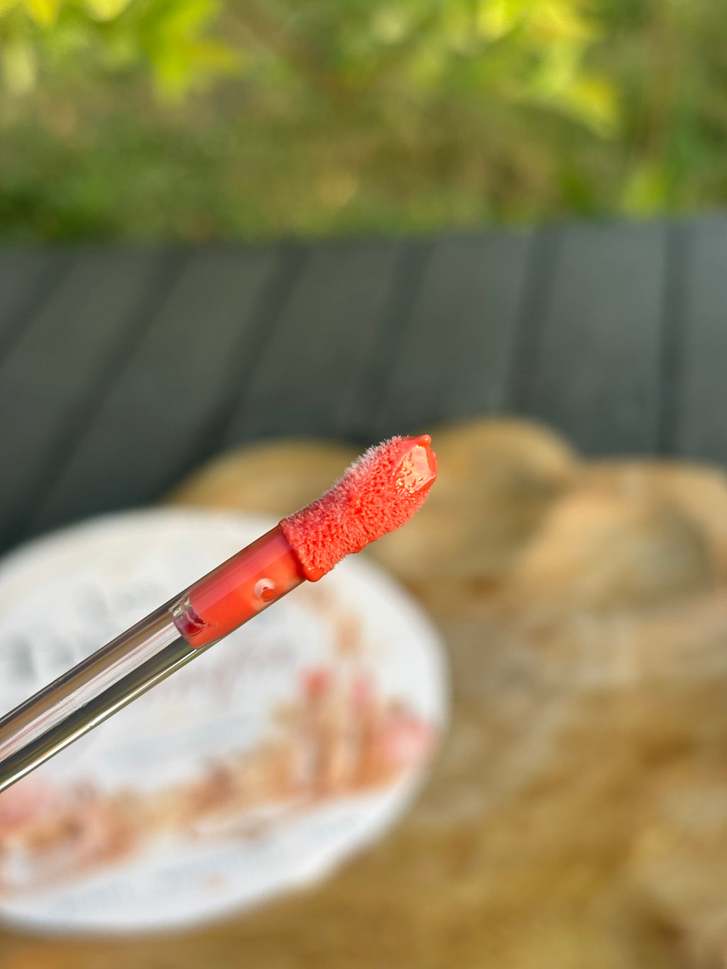 Gloss à lèvres nourrissant BIO pêche nude un 2-en-1 qui associe maquillage performant et soin nourrissant, pour des lèvres douces, hydratées et lumineuses… sans effet collant !
