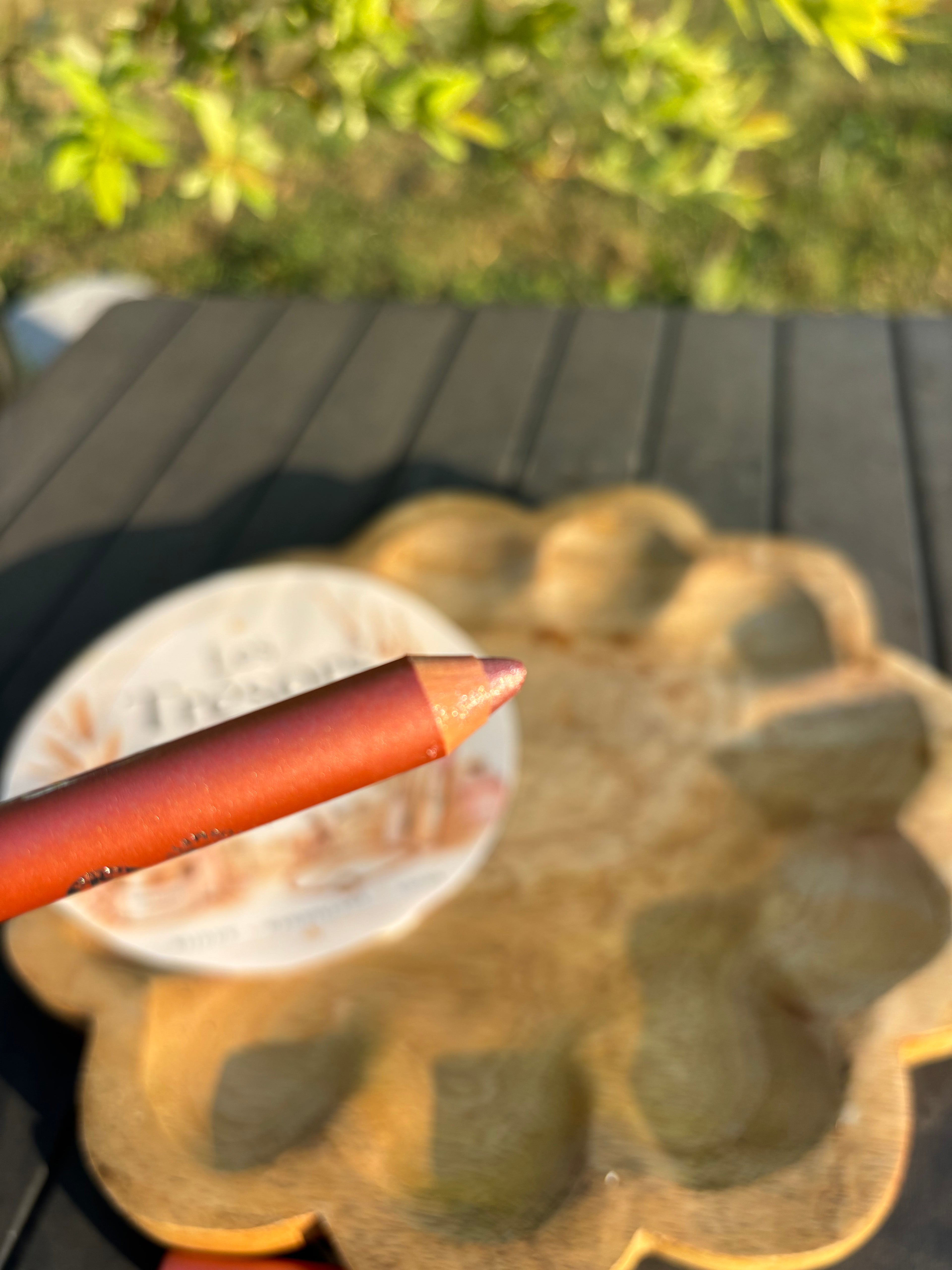 Crayon à paupières BIO couleur agate nacrée parfait pour un regard sublimé en un seul geste. Grâce à sa texture crémeuse et ultra-pigmentée, il glisse sur la paupière pour une application facile et un fini velouté.