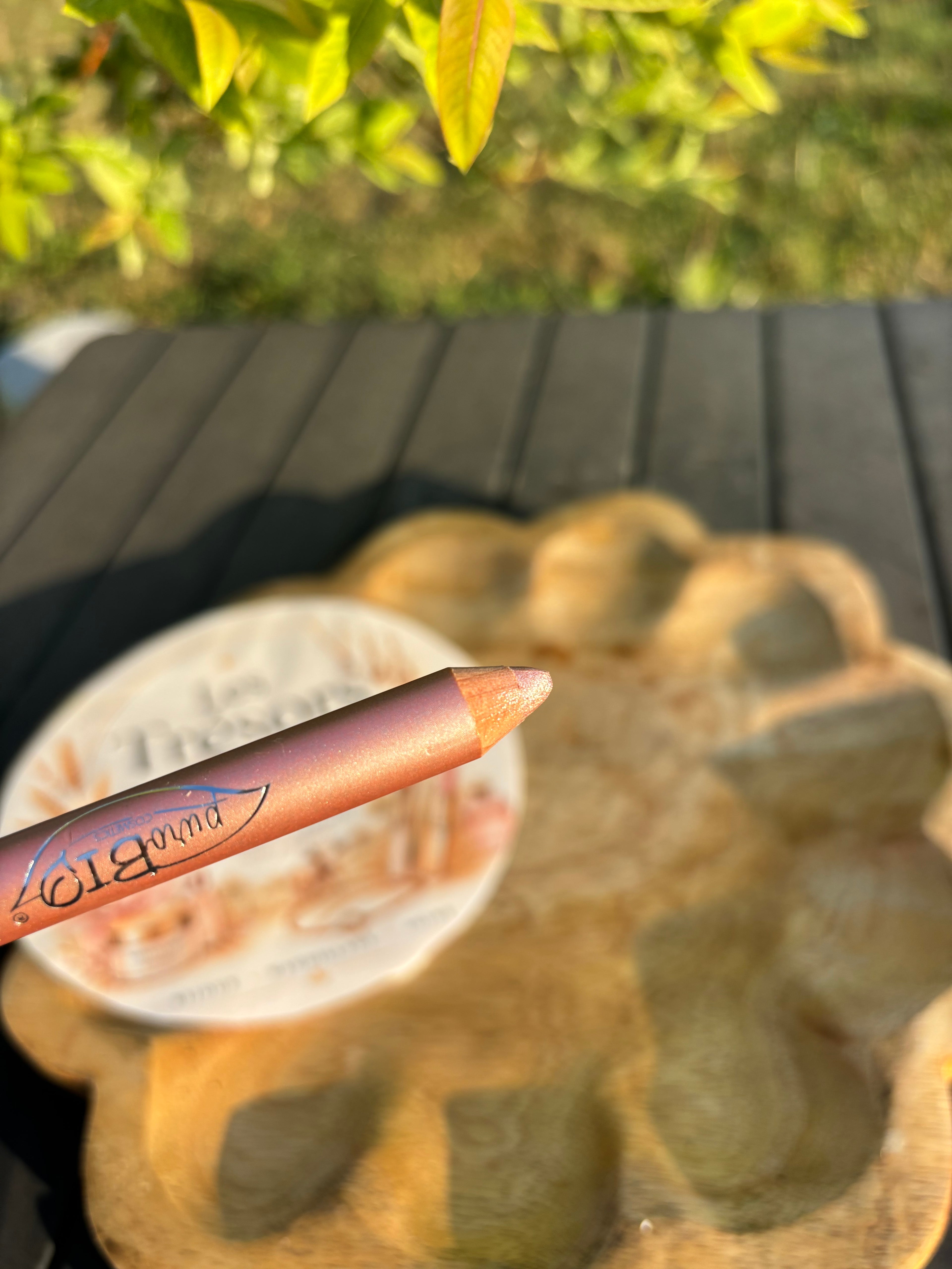 Crayon à paupières BIO couleur quartz nacré parfait pour un regard sublimé en un seul geste. Grâce à sa texture crémeuse et ultra-pigmentée, il glisse sur la paupière pour une application facile et un fini velouté.
