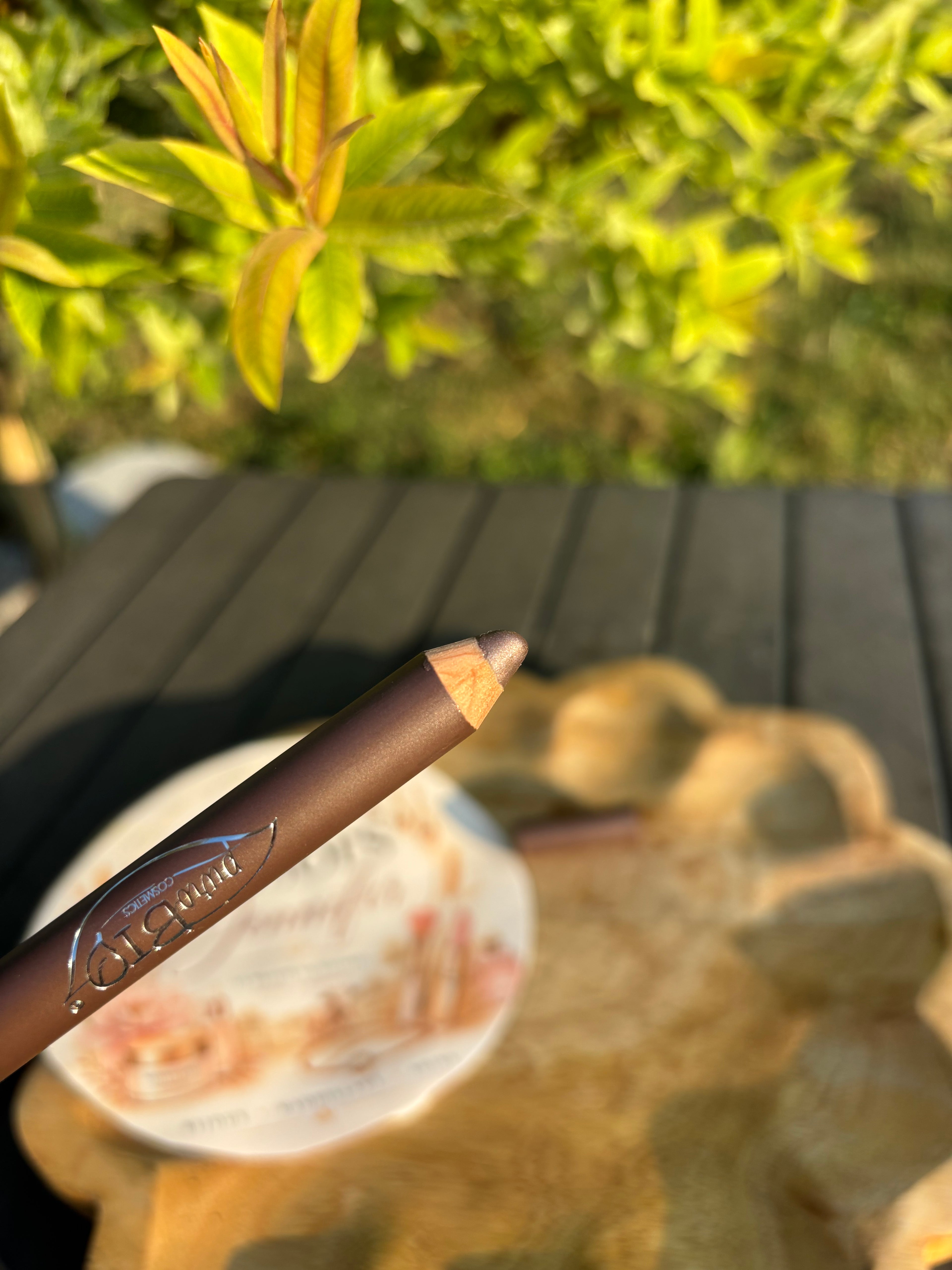 Crayon à paupières BiO couleur granit Mat parfait pour un regard sublimé en un seul geste. Grâce à sa texture crémeuse et ultra-pigmentée, il glisse sur la paupière pour une application facile et un fini velouté.