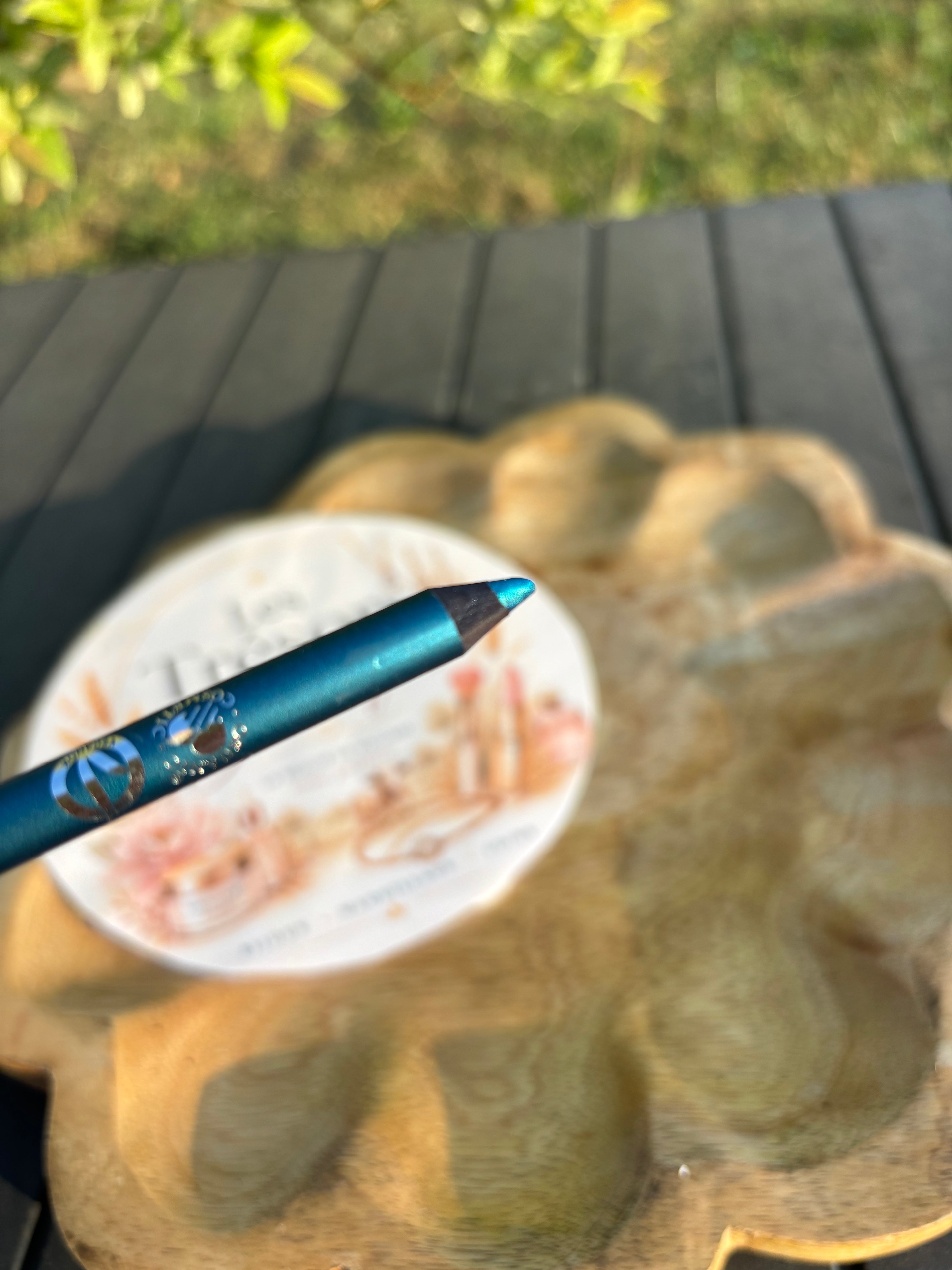 Crayon yeux et paupières turquoise BIO permet de définir et intensifier le regard d'une couleur intense et longue tenue