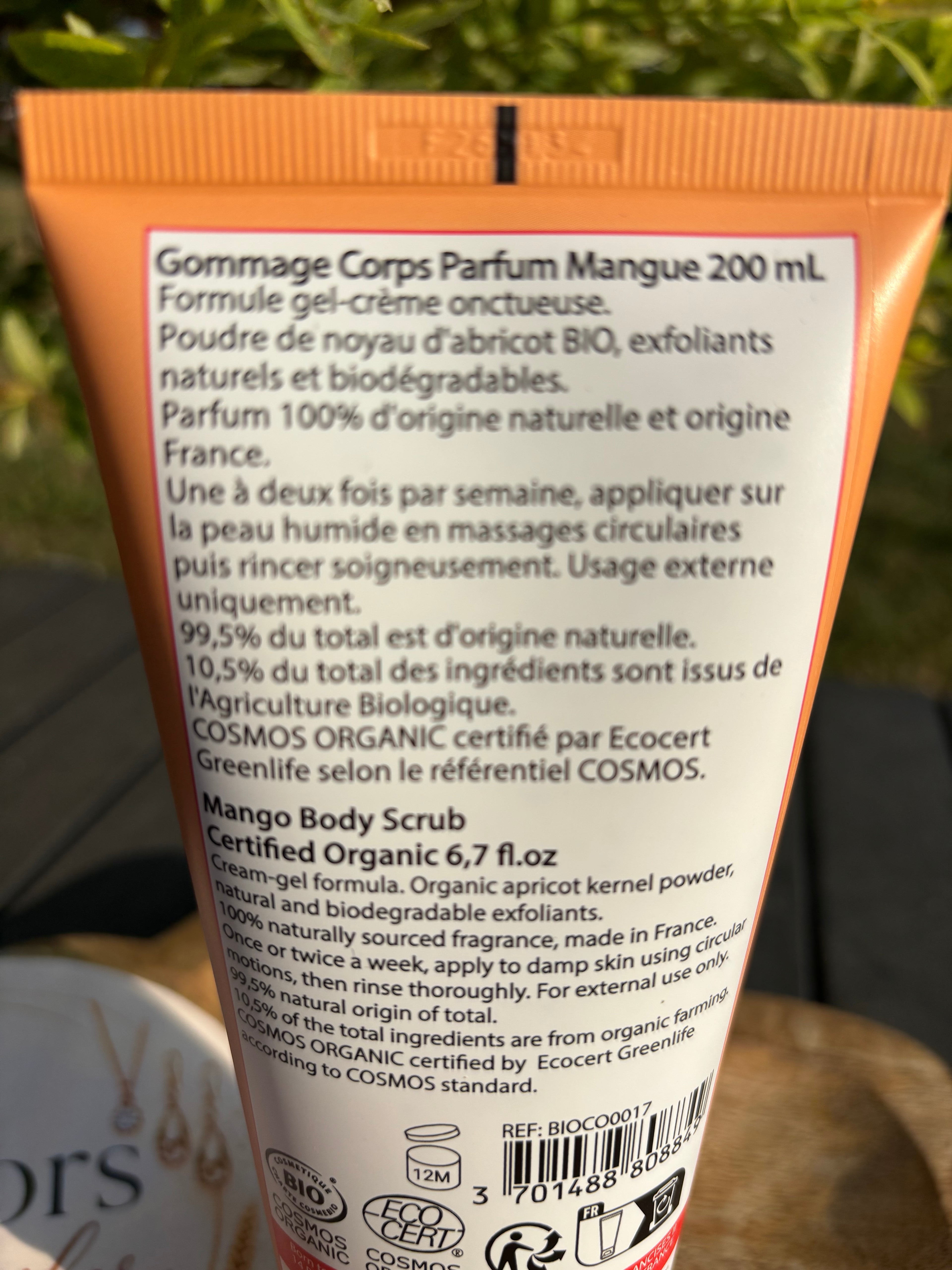 Gommage corps certifié BIO parfum Mangue 200 ml une à deux fois par semaine en massages circulaires sur peau humide.