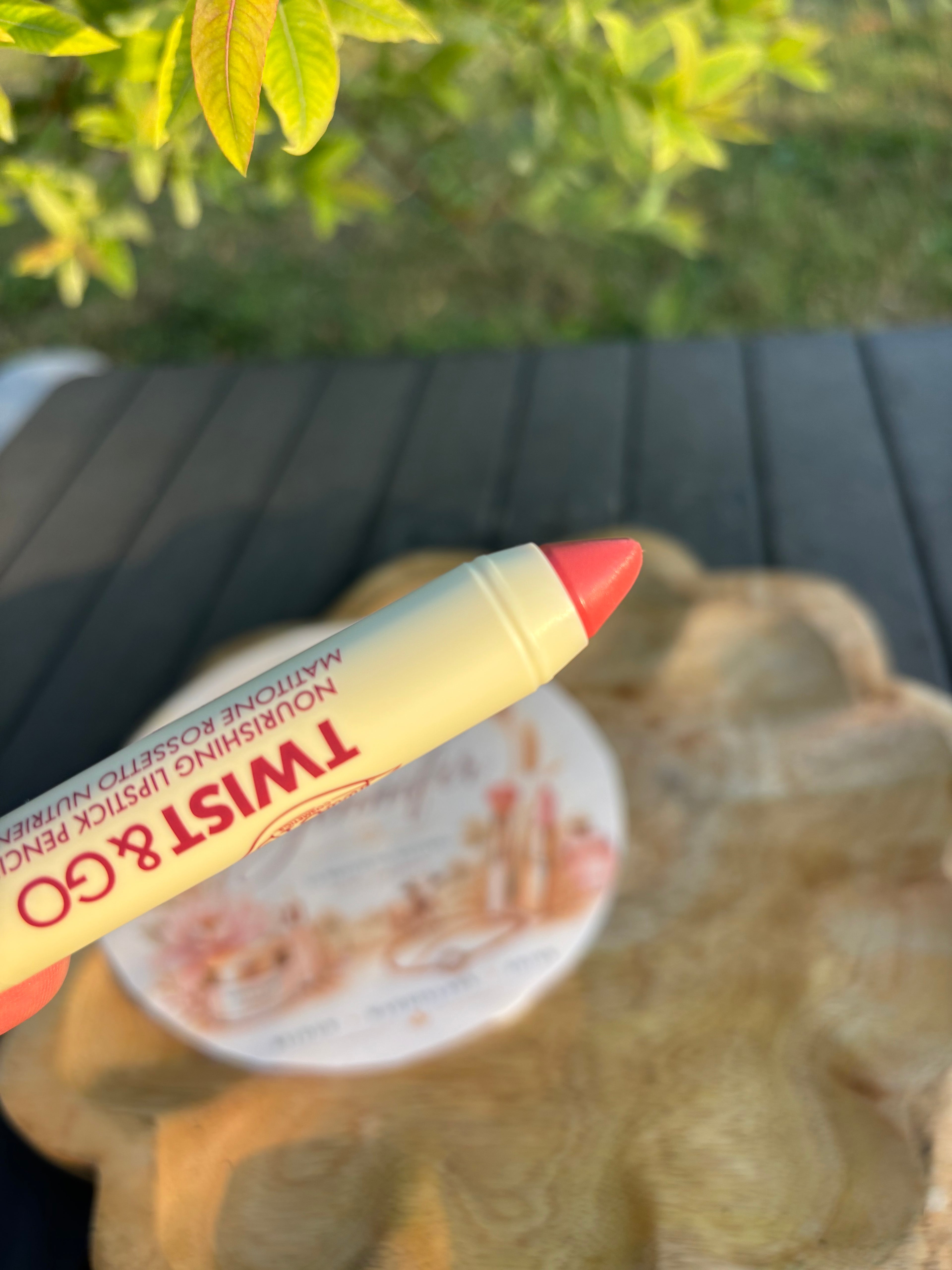 Baume à lèvres nourrissant bio stick Rose universel Couleurs polyvalentes et intemporelles, adaptées à toutes les saisons.
Application facile sans taille-crayon, parfaite pour les retouches express.
Formule onctueuse et confortable qui allie soin et maqui
