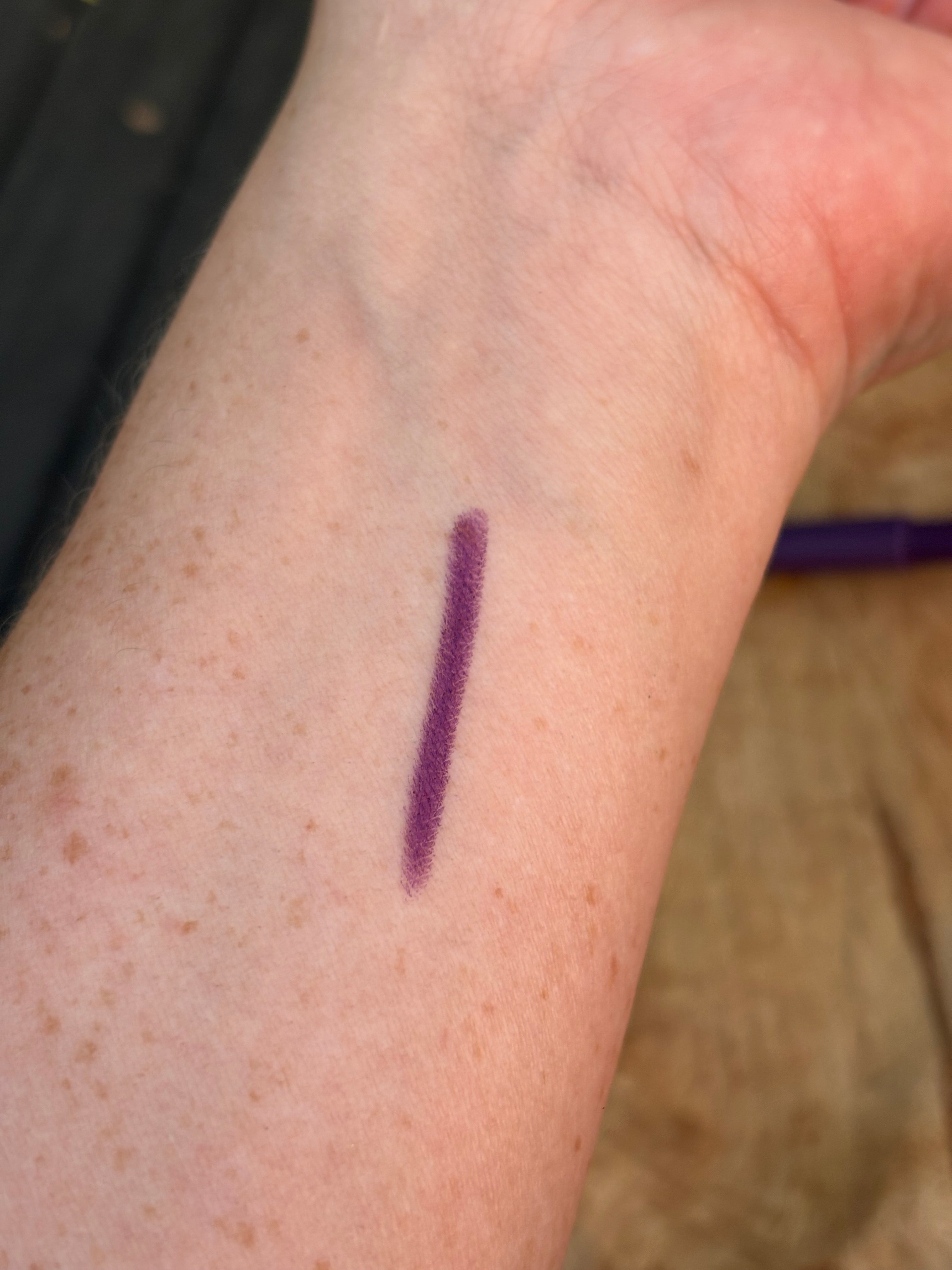 Crayon yeux et paupières BIO VIOLET permet de définir et intensifier le regard d'une couleur intense et longue tenue