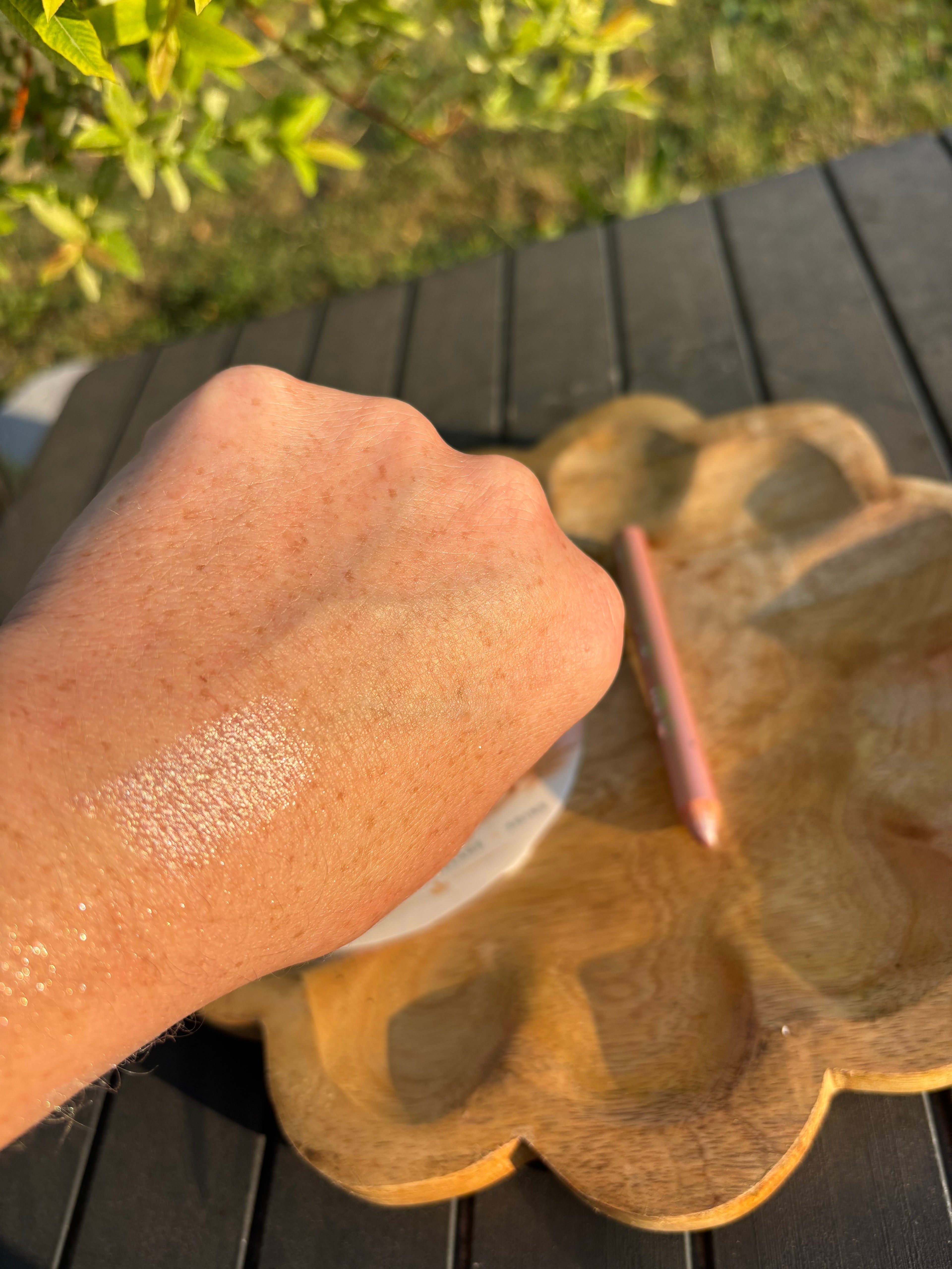 Crayon à paupières BIO couleur quartz nacré parfait pour un regard sublimé en un seul geste. Grâce à sa texture crémeuse et ultra-pigmentée, il glisse sur la paupière pour une application facile et un fini velouté.