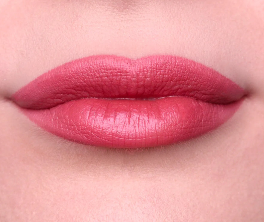 Crayon lèvres BIO Duo Nude Rose  contour + rouge à lèvres
Double mine : précision et remplissage en un seul geste
Couleur intense et haute couvrance
Texture onctueuse et confortable
Longue tenue jusqu’à 8h
Double pointe innovante
Format jumbo : plus prati