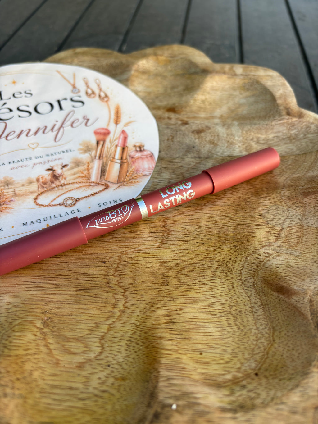 Crayon lèvres BIO Duo Nude pêche  contour + rouge à lèvres
Double mine : précision et remplissage en un seul geste
Couleur intense et haute couvrance
Texture onctueuse et confortable
Longue tenue jusqu’à 8h
Double pointe innovante
Format jumbo : plus prat