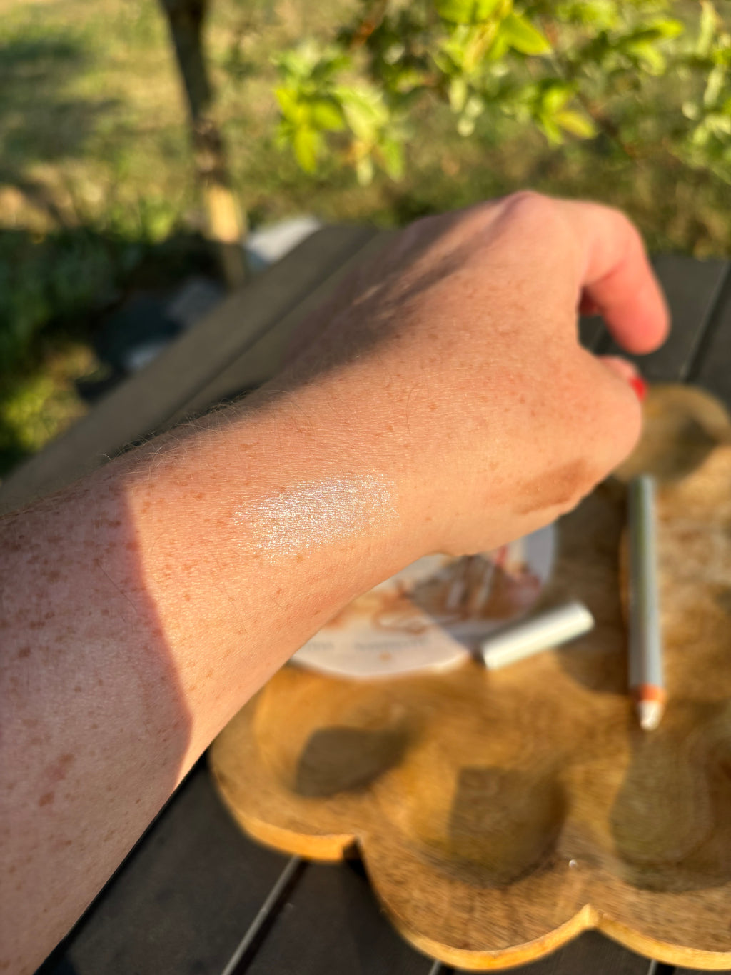 Crayon à paupières BIO ARGENTE parfait pour un regard sublimé en un seul geste. Grâce à sa texture crémeuse et ultra-pigmentée, il glisse sur la paupière pour une application facile et un fini velouté.