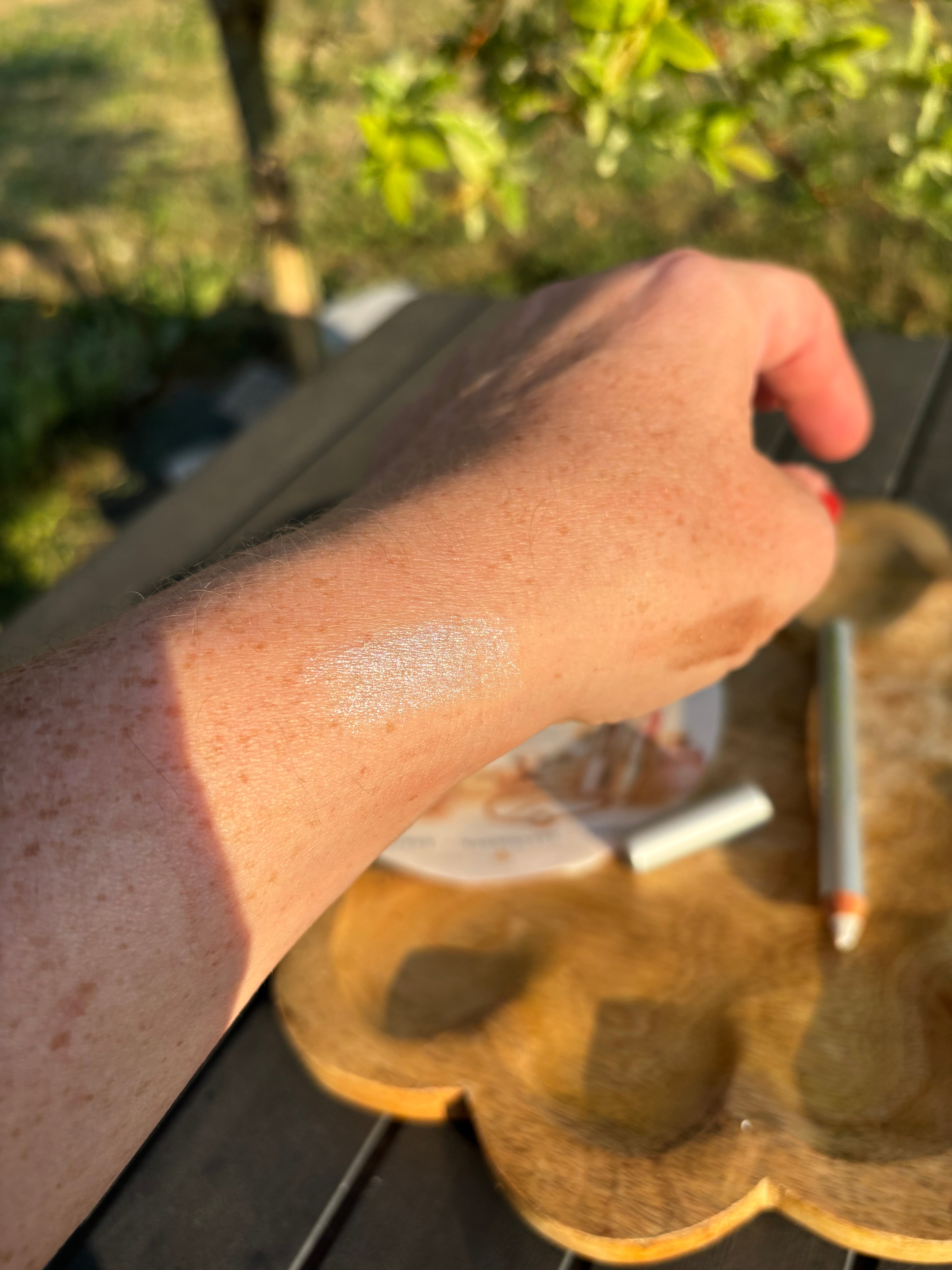 Crayon à paupières BIO ARGENTE parfait pour un regard sublimé en un seul geste. Grâce à sa texture crémeuse et ultra-pigmentée, il glisse sur la paupière pour une application facile et un fini velouté.