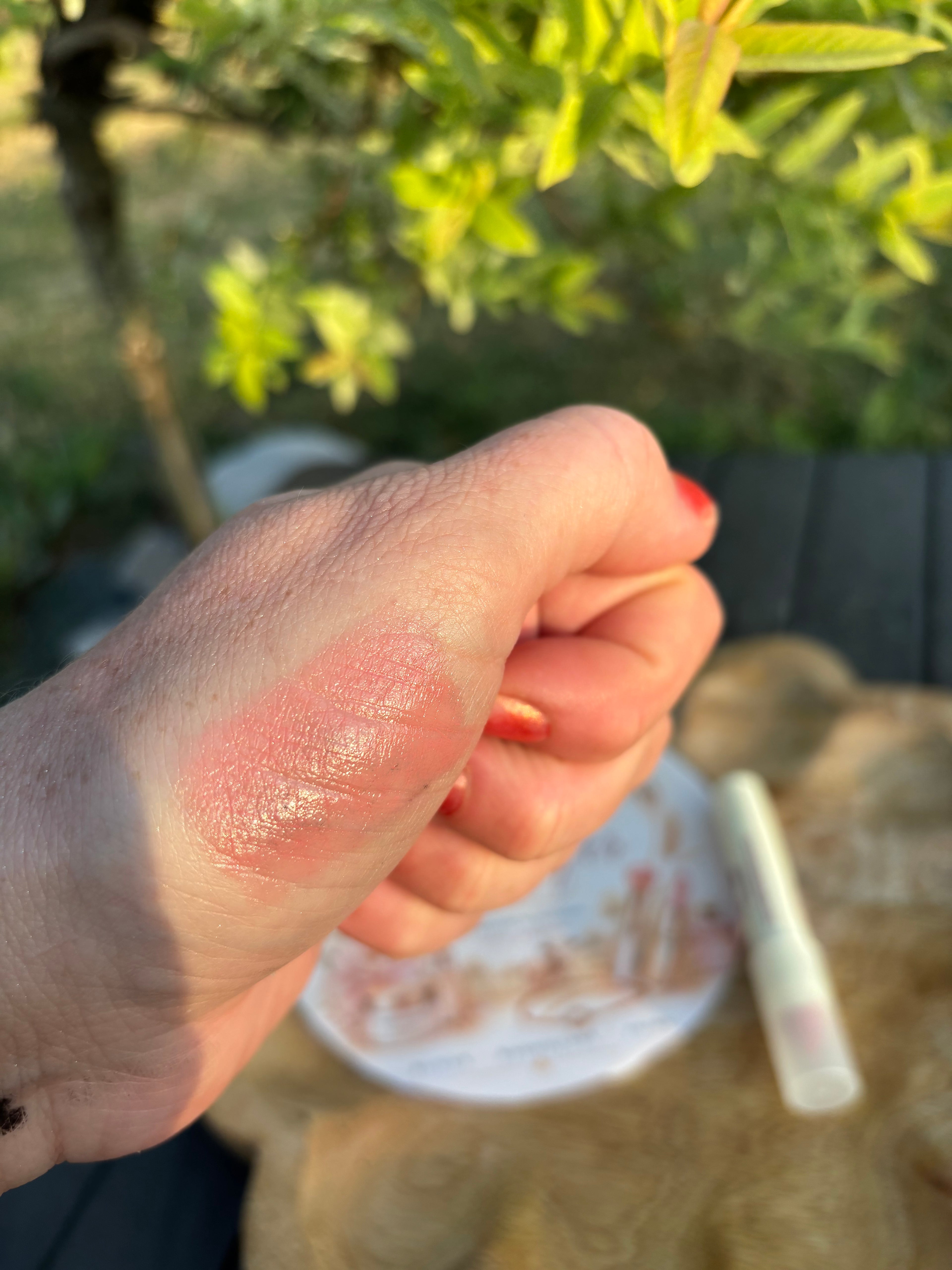 Baume à lèvres nourrissant bio stick Rose universel Couleurs polyvalentes et intemporelles, adaptées à toutes les saisons.
Application facile sans taille-crayon, parfaite pour les retouches express.
Formule onctueuse et confortable qui allie soin et maqui